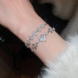 Détail macro du lot de bracelets en argent avec maillons cœur et fleur en zircone