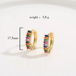 Detail view of 18K gold-plated hoop earrings with size 17.5mm and weight 3.8g specs