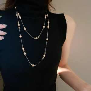 Détail du collier long à double rangée avec perles champagne et perles de cristal