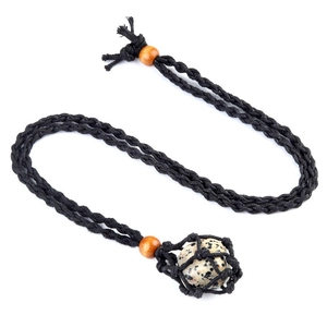 Dettaglio della collana a rete tessuta a mano con diaspro dalmata e perline di legno