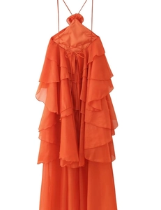 Détail d'une robe longue orange à volants en mousseline avec laçage dans le dos