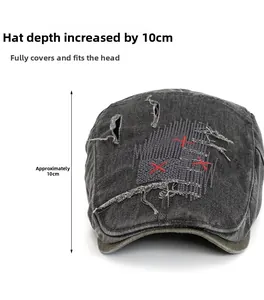 Détail d'un béret gris délavé avec profondeur de 10 cm et broderie rouge décorative