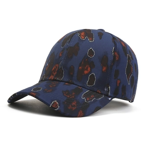Donkerblauwe baseballpet met luipaardprint, glitterstippen en een gebogen klep