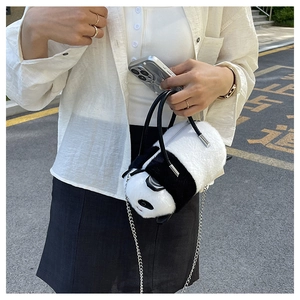 Vista esterna di una simpatica borsa cilindrica in peluche a forma di panda con catena