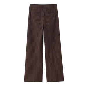 Detailweergave van de achterkant van de donkerbruine verticaal gestreepte broek met wijde pijpen