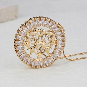 Vue macro d'un pendentif rond plaqué or 18k avec zircons et silhouettes de famille