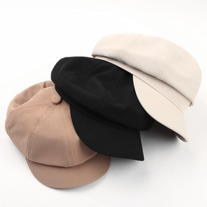 Dettaglio di tre cappellini stile marinaio in cotone twill beige, nero e cachi impilati