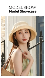 Détail du nœud en soie sur un chapeau de paille pliable beige porté par un mannequin
