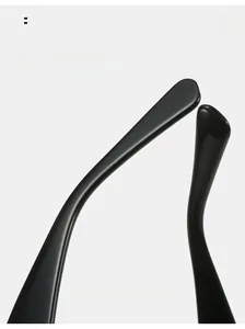 Dettaglio delle stanghette nere lucide per occhiali con design ergonomico ad arco