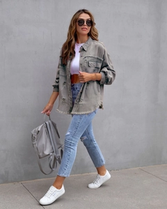 Detail der grauen Jeansjacke im Distressed-Look mit Fransen und Oversized-Passform