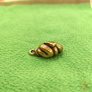 Pendaglio a forma di serpente in ottone vintage con squame per portachiavi e collane