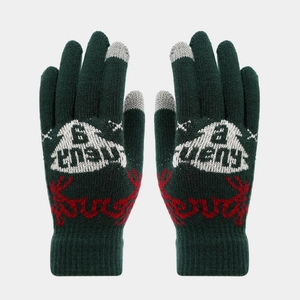 Detail von Weihnachtsstrickhandschuhen mit Rentiergeweih und Touchscreen-Fingerspitzen