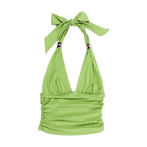 Détail d'un haut dos nu vert herbe avec anneaux en métal doré et nœud papillon chic