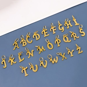 Komplettes Set aus 26 polierten goldenen Edelstahl-Buchstabenanhängern für DIY-Schmuck