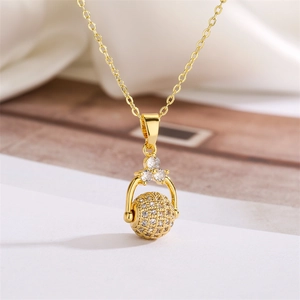 Elegante goudvergulde ketting met geldzak hanger en fonkelende zirkonia steentjes