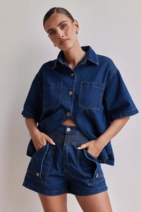 Detailansicht Damen Denim-Set in Dunkelblau mit Kurzarmhemd und hoher Taille Shorts