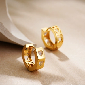 Boucles d'oreilles en or 18K avec zircon en cœur et design géométrique de polygone