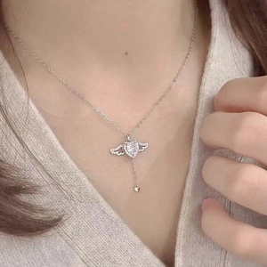 Élégant collier ailes de cœur Cupidon avec glands en zircon porté par un mannequin