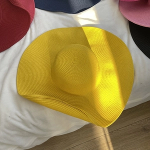 Detalle del tejido de paja fina en sombreros de sol de ala ancha de 15 cm en colores