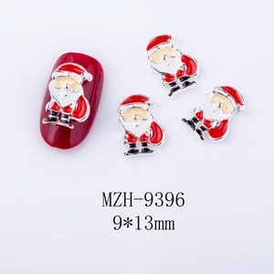 Nahaufnahme von Weihnachtsmann-Nagel-Charms mit roter Mütze für festliche Maniküre