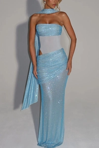 Détail d'un haut bustier à paillettes bleu ciel avec écharpe et jupe longue en tulle