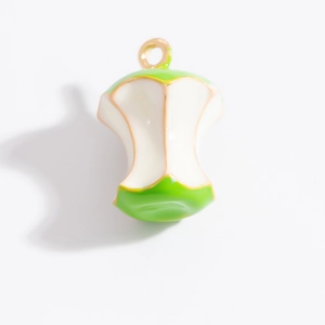 Détail du pendentif trognon de pomme avec émail vert, chair blanche et bordure métallique dorée