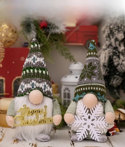Detail von Weihnachtsgnomen mit leuchtenden Nasen und Merry Christmas Schildern