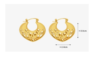 Détail de boucles d'oreilles dorées ajourées montrant la taille 3,0cm sur 2,4cm