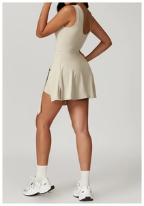 Détail d'une robe de tennis beige avec dos en U et short de sécurité intégré