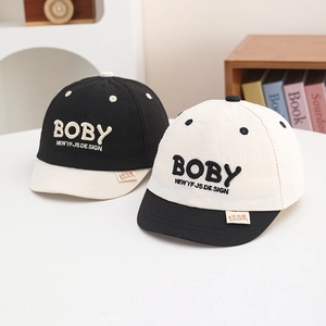 Détail de la broderie BOBY de haute qualité sur les casquettes pour bébés