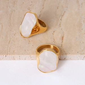 Anelli geometrici placcati in oro 18K in acciaio con inserto in madreperla bianca