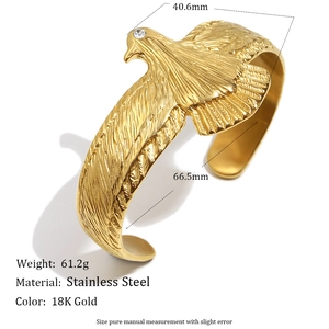 Bracelet manchette aigle en acier inoxydable plaqué or 18K avec ailes détaillées
