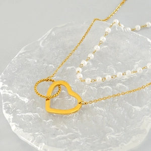 Collier double couche doré de style français avec petites perles et breloque cœur entrelacé