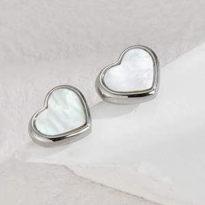 Boucles d'oreilles cœurs minimalistes en argent avec incrustation nacre blanche