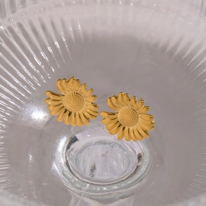 Orecchini a perno a forma di girasole dorato in acciaio inossidabile su vetro