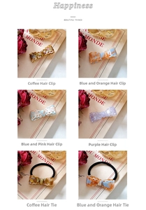 Détail de barrettes à nœud en acétate coloré et d'élastiques sur fond de style vintage