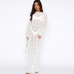 Dettaglio dell'abito lungo in pizzo bianco a maniche lunghe con silhouette elegante
