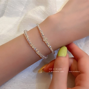 Elegante set di due bracciali di perline di cristallo colorate indossati sul polso