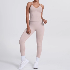 Detaillierte Nahaufnahme von rosa Neckholder-Sporttop und Yoga-Leggings mit hoher Taille