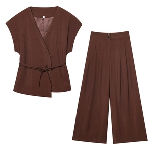 Ensemble haut sans manches col V marron chocolat et pantalon large assorti à plat