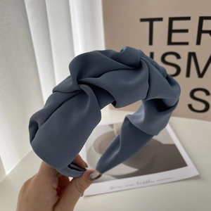 Détail du serre-tête plissé bleu gris montrant le tissu torsadé et la texture sergé