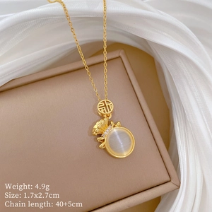 Macro d'un collier sac de fortune doré avec pierre œil-de-chat sur soie blanche