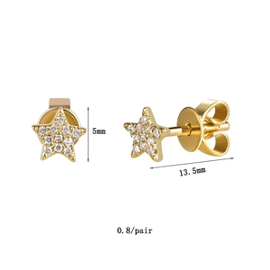 Vista dettagliata degli orecchini a stella dorati 5mm con zirconi e dimensioni