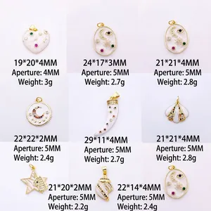 Sélection de breloques dorées en zircon, cœur et lune avec détails en coquillage et émail