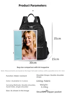 Comparativa de tamaño de una mochila de nailon negro acolchado con revista A4