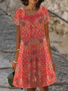 Ethnic A-line μίντι φόρεμα με κόκκινα γεωμετρικά σχέδια και κοντά μανίκια