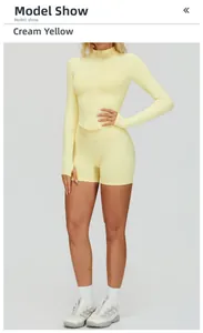 Détail de l'ensemble de yoga jaune crème avec tissu côtelé et design de trou de pouce