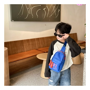 Sac de poitrine bleu pour enfants avec imprimé NO.21 LRLU et bandoulière décorative rouge