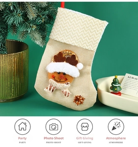 Détail d'une chaussette de Noël en lin beige avec renne en peluche 3D et bordure dorée