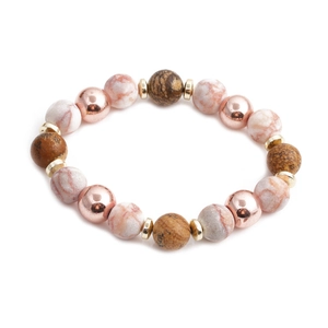 Dettaglio di perline di marmo e diaspro da 10 mm con tocchi in oro rosa sul bracciale